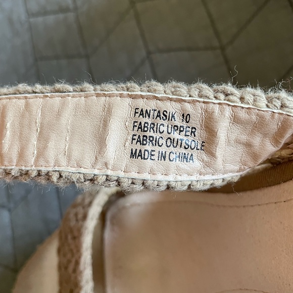 3/$15 size 10 Steve Madden ANKLE STRAPS. Platform wedge 5"heel, Woven, tan - Picture 9 of 16